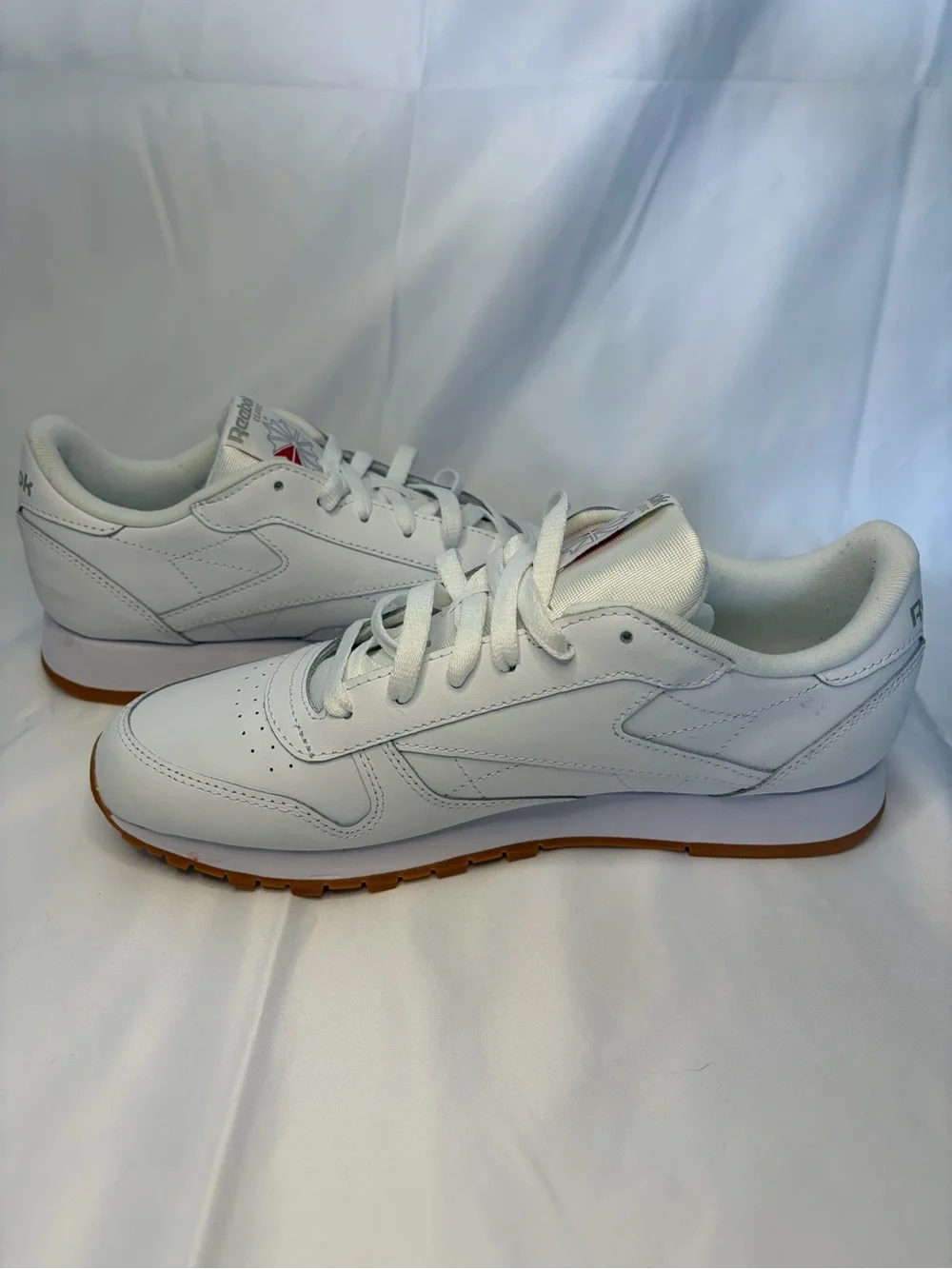 Reebok Classic White Leather Gum Sole Sneakers/Shoes Low-Top (US Women’s 11)